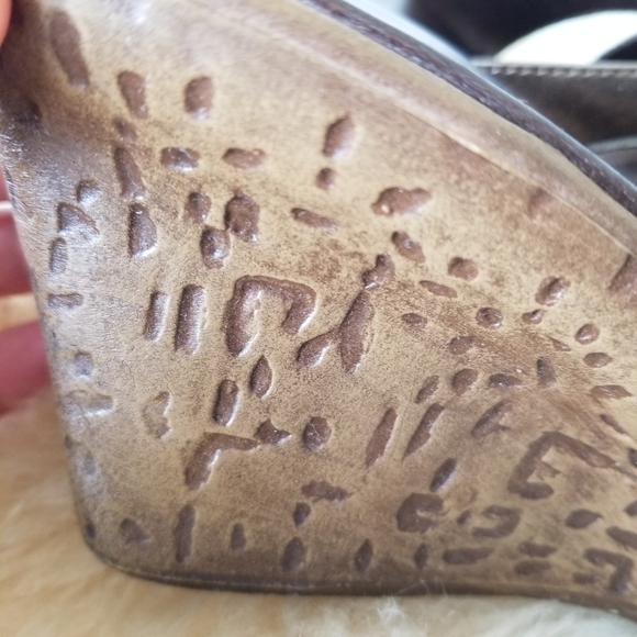 TRENDZONE Bronze Wedge Hutton Sandals Size 8M - Picture 7 of 12